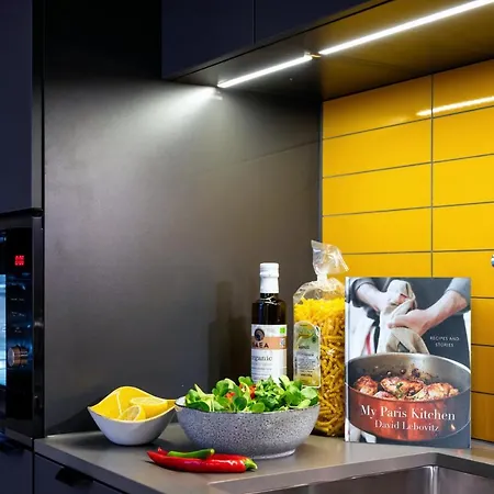 Staycity Paris La Defense 4*