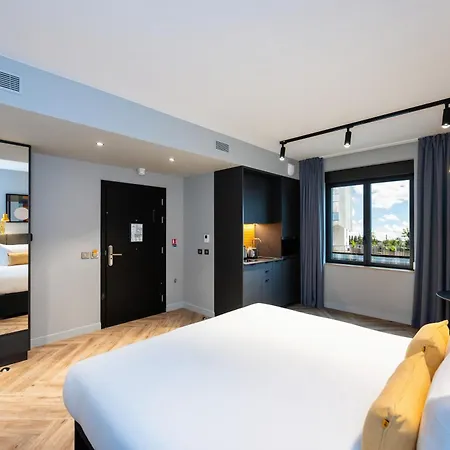 Staycity Paris La Defense Hotel 4*
